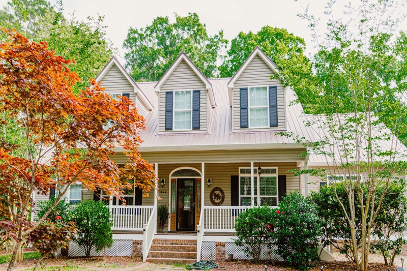 Sea Horse Ranch A charming 6-bedroom house with a porch, surrounded by lush trees and vibrant foliage in Murrells Inlet, SC.