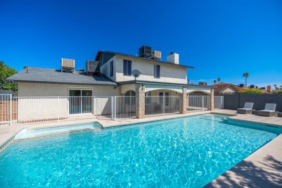 Glendale Vacation Home - 6 Bedroom / 4 Bath - 7 Beds