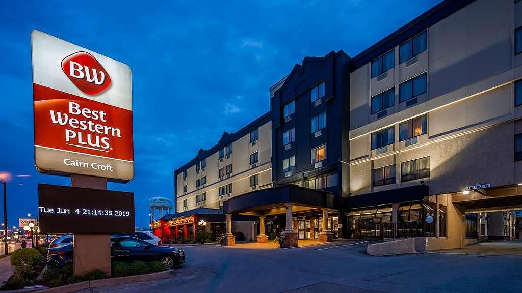 Best Western Carin Croft Exterior view of Best Western Carin Croft hotel near Niagara Falls during evening with illuminated signage and building lights.