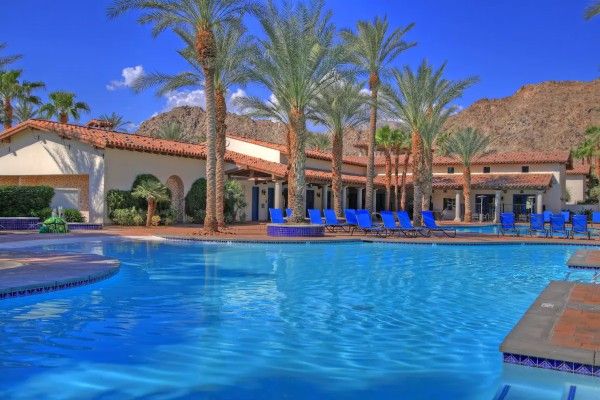 Legacy Villas in La Quinta Luxury 3-bedroom Legacy Villa in La Quinta with a swimming pool, palm trees, and mountain views, perfect for golf vacations.