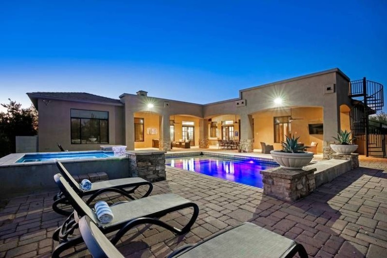 Luxury Scottsdale vacation home with a pool, hot tub, and desert views, perfect for golf and relaxation in Arizona.