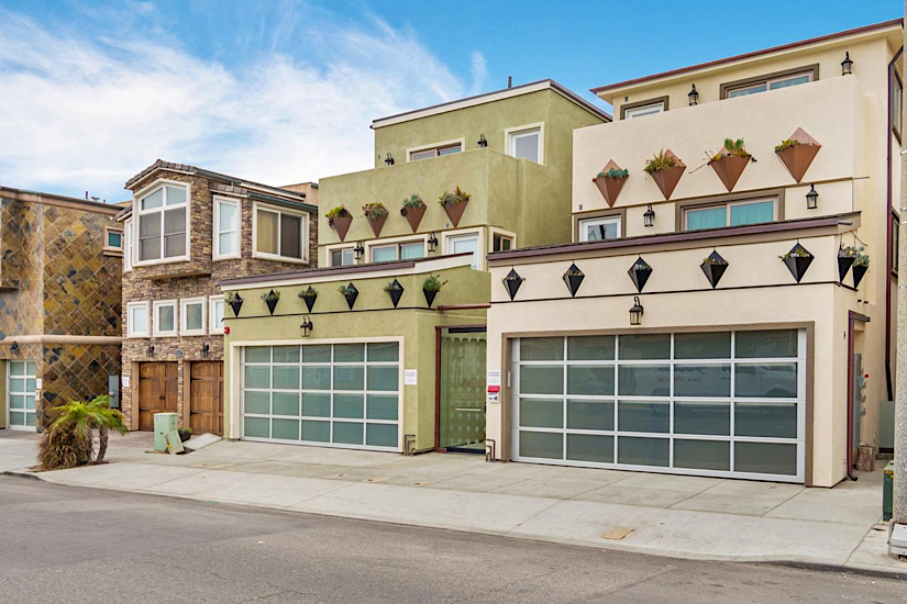 Colorful modern beach-level 3-bedroom rental with garage, decorative planters, perfect for golf vacations.