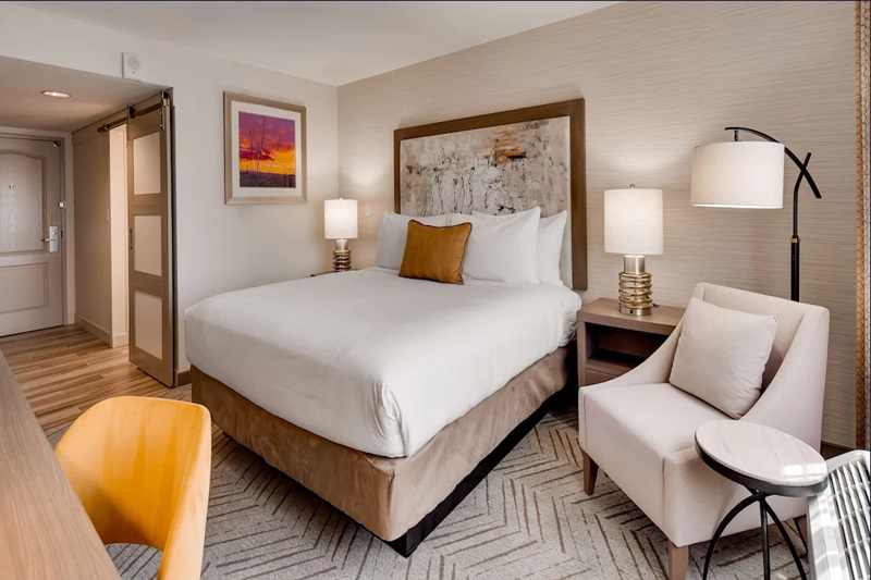 Modern hotel room at Aiden by Best Western in North Scottsdale with a cozy bed, stylish decor, and comfortable seating.